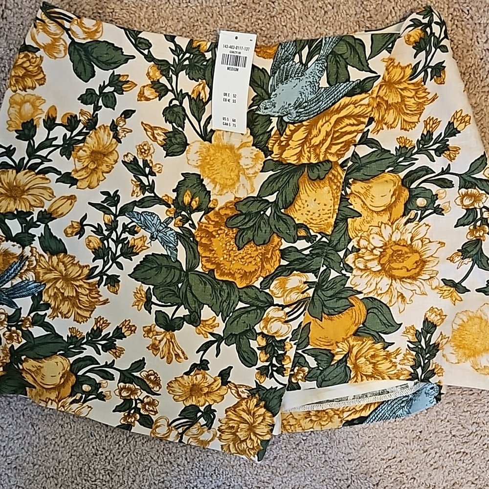 Abercrombie skort size M NWT